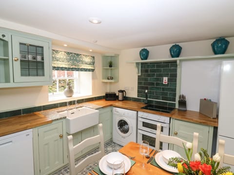 Cottage | Private kitchen | Fridge, dishwasher, electric kettle, toaster