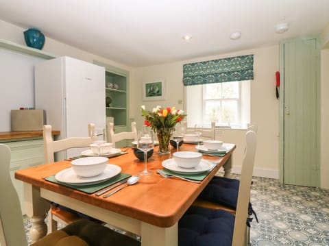 Cottage | Dining