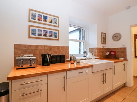 Cottage | Private kitchen | Fridge, dishwasher, electric kettle, toaster