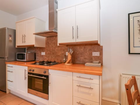 Cottage | Private kitchen | Fridge, dishwasher, electric kettle, toaster