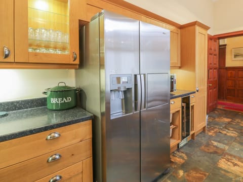 Cottage | Private kitchen | Fridge, dishwasher, electric kettle, toaster