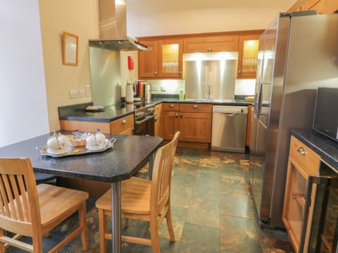 Cottage | Private kitchen | Fridge, dishwasher, electric kettle, toaster