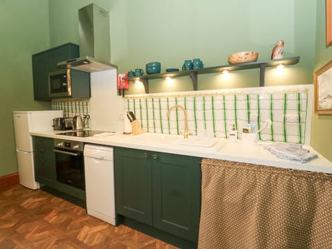 Cottage | Private kitchen | Fridge, dishwasher, electric kettle, toaster