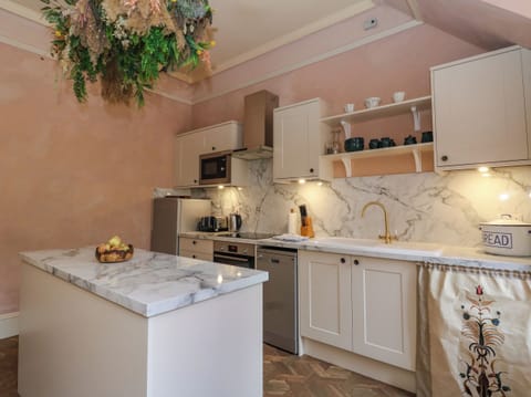 Cottage | Private kitchen | Fridge, dishwasher, electric kettle, toaster