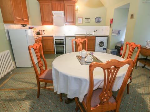 Cottage | Private kitchen | Fridge, dishwasher, electric kettle, toaster