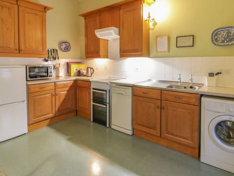 Cottage | Private kitchen | Fridge, dishwasher, electric kettle, toaster
