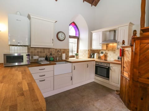 Cottage | Private kitchen | Fridge, dishwasher, electric kettle, toaster