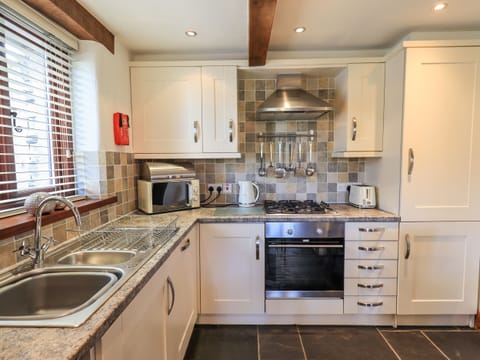Cottage | Private kitchen | Dishwasher, cookware/dishes/utensils