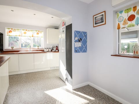 Cottage | Private kitchen | Fridge, dishwasher, electric kettle, toaster