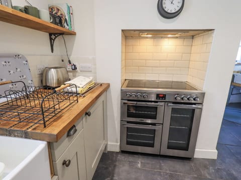 Cottage | Private kitchen | Fridge, dishwasher, cookware/dishes/utensils