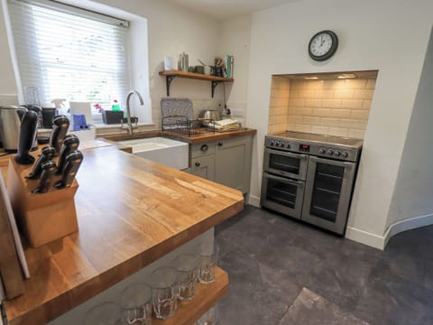 Cottage | Private kitchen | Fridge, dishwasher, cookware/dishes/utensils