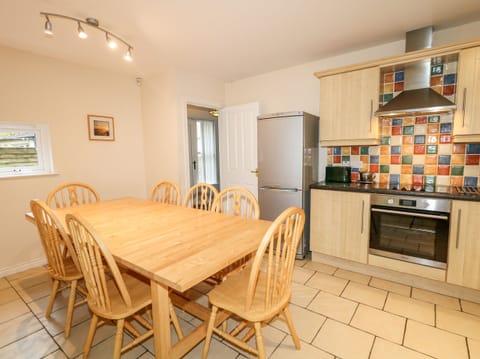 Cottage | Private kitchen | Fridge, dishwasher, electric kettle, toaster