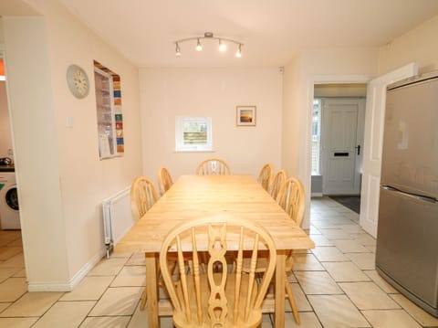 Cottage | Private kitchen | Fridge, dishwasher, electric kettle, toaster