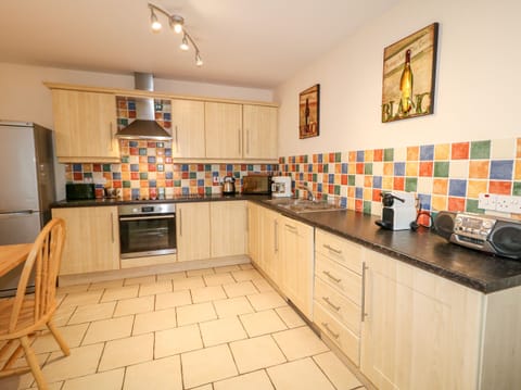 Cottage | Private kitchen | Fridge, dishwasher, electric kettle, toaster