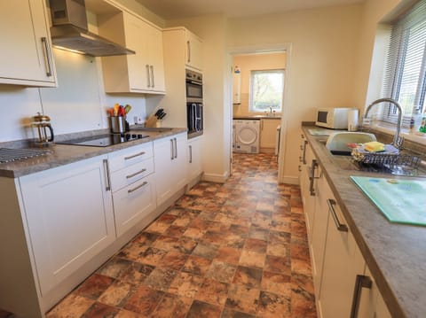 Cottage | Private kitchen | Fridge, dishwasher, cookware/dishes/utensils