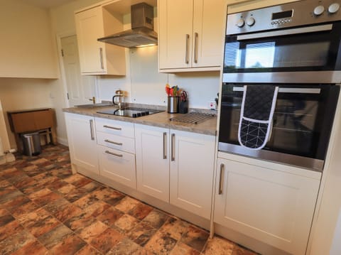 Cottage | Private kitchen | Fridge, dishwasher, cookware/dishes/utensils