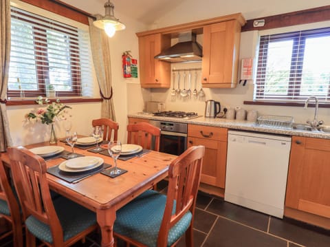 Cottage | Private kitchen | Fridge, dishwasher, cookware/dishes/utensils