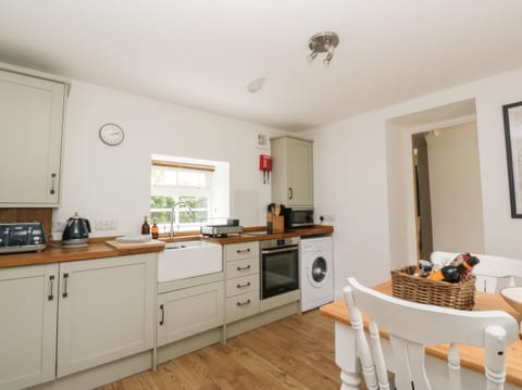 Cottage | Private kitchen | Fridge, cookware/dishes/utensils