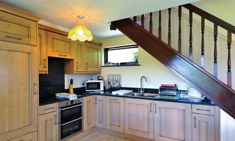 Cottage | Private kitchen | Fridge, dishwasher, cookware/dishes/utensils