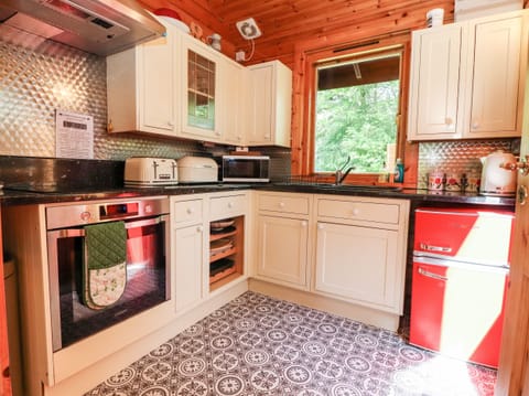 Cottage | Private kitchen | Fridge, electric kettle, toaster, cookware/dishes/utensils