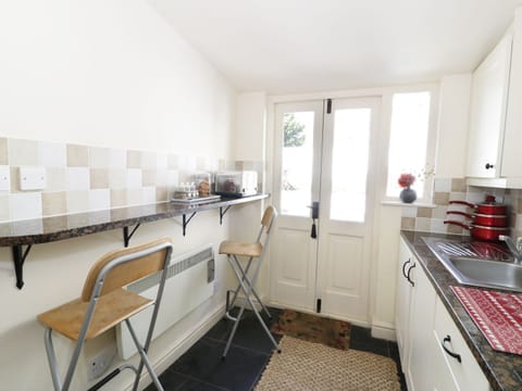 Cottage | Private kitchen | Fridge, electric kettle, toaster, cookware/dishes/utensils
