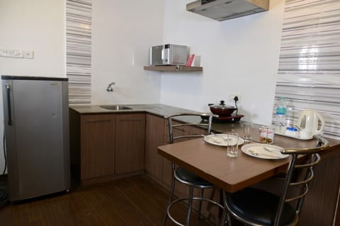 Suite | Private kitchenette | Coffee/tea maker, electric kettle