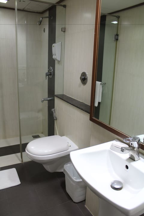 Deluxe Room | Bathroom | Shower, rainfall showerhead, free toiletries, hair dryer