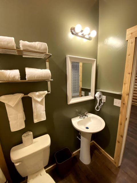 Superior Cabin, 2 Queen Beds | Bathroom | Bathtub, towels