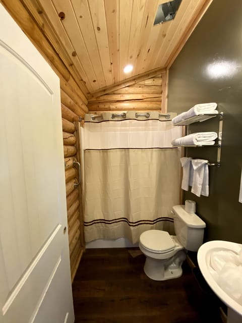 Superior Cabin, 2 Queen Beds | Bathroom | Bathtub, towels