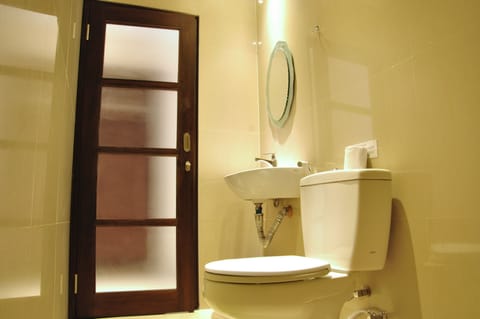 Deluxe Room | Bathroom | Shower, towels