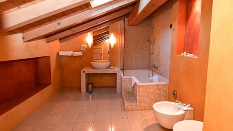 Superior Double Room | Bathroom | Combined shower/tub, free toiletries, towels