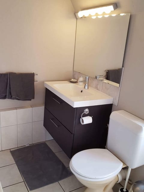 Classic Double Room | Bathroom | Combined shower/tub, hair dryer, towels