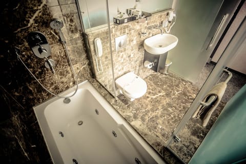 Executive Suite | Bathroom | Free toiletries, bathrobes, slippers, towels