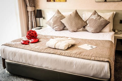 Executive Suite | Premium bedding, minibar, in-room safe, iron/ironing board