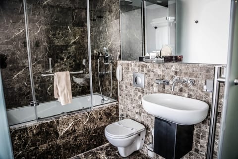 Executive Suite | Bathroom | Free toiletries, bathrobes, slippers, towels