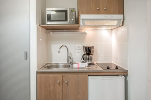 Studio (Twin) | Private kitchenette | Fridge, microwave, stovetop, dishwasher