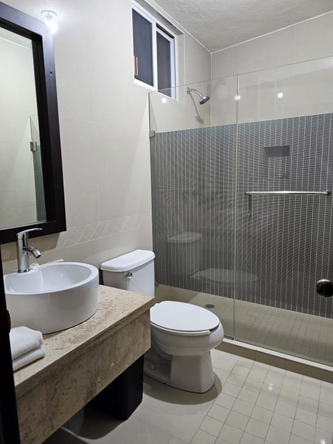 HABITACION INDIVIDUAL, 1 CAMA DE MATRIMONIO | Bathroom | Shower, free toiletries, towels