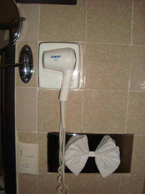 Shower, rainfall showerhead, free toiletries, hair dryer