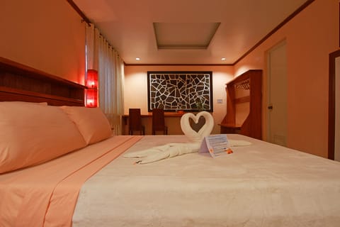 Deluxe Room, 1 Queen Bed | Individually decorated, free WiFi