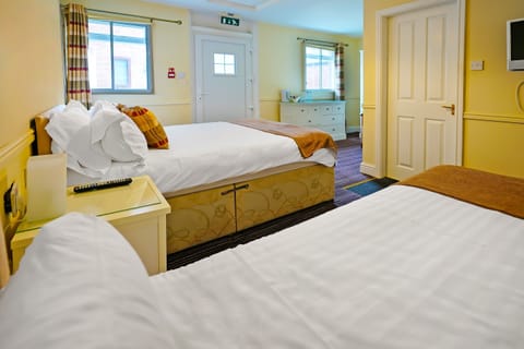 Standard Room, Multiple Beds (Family of 3) | Desk, iron/ironing board, free WiFi, bed sheets