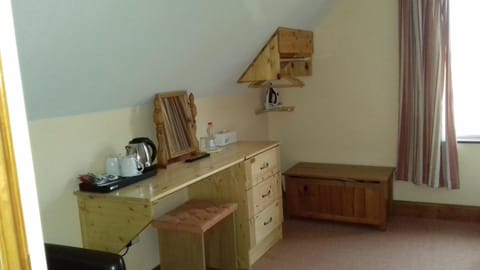 Twin Room, Ensuite | Desk, blackout drapes, iron/ironing board, free WiFi