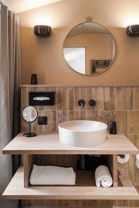 Shower, rainfall showerhead, free toiletries, hair dryer