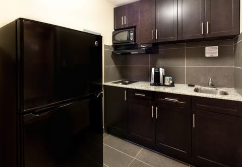 Double Room, 2 Double Beds, Kitchenette | Private kitchen | Fridge, microwave, coffee/tea maker, paper towels