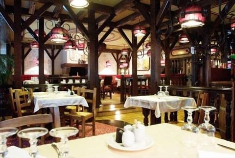 Breakfast, lunch, dinner served; French cuisine 