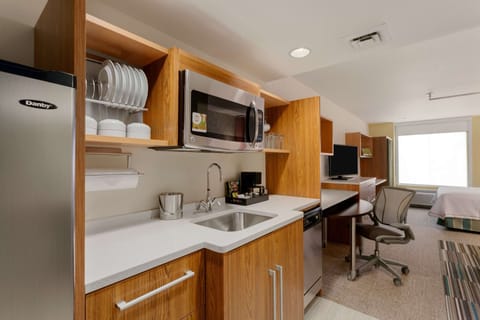 Studio, 1 Queen Bed | Private kitchenette | Full-size fridge, microwave, dishwasher, coffee/tea maker