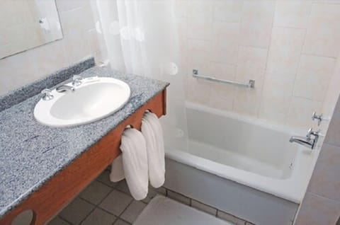 Standard Double Room | Bathroom | Shower, towels