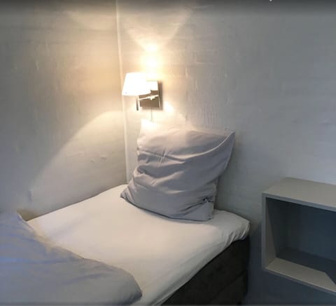 Single Room | Hypo-allergenic bedding, desk, iron/ironing board, free WiFi