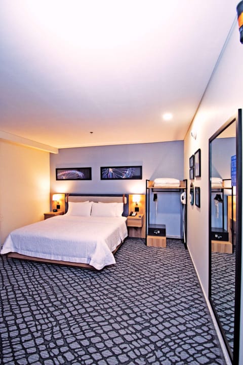 Business Room, 1 King Bed, Accessible | Minibar, in-room safe, individually decorated, individually furnished