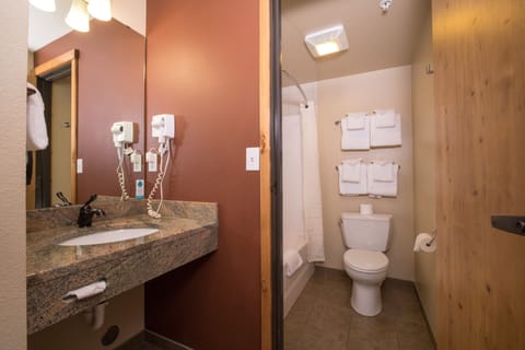 Classic Room, Non Smoking, Refrigerator (Elevator Access) | Bathroom | Towels