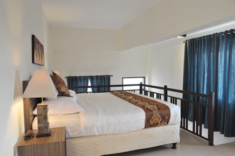 Deluxe Room | In-room safe, desk, free WiFi, bed sheets